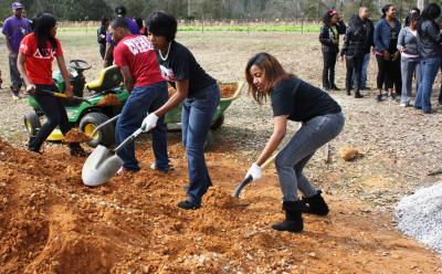 University of Southern Mississippi students Jazmyne Butler, left, a junior from Vicksburg, Miss. and Rachael Edwards, a senior from Greenville, Miss. help with a fitness/nature trail community service project at the Edwards Street Fellowship Center Monday as part of the annual Martin Luther King Jr. Day of Service. Both are members of Delta Sigma Theta sorority at Southern Miss. (University Communications photo by David Tisdale)