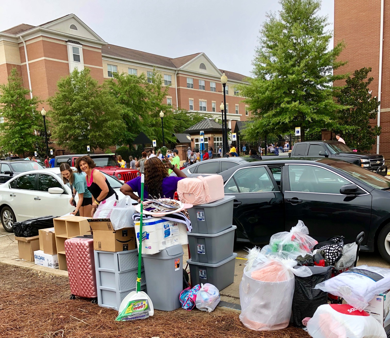 Students unloading their cars for Move-In Day
