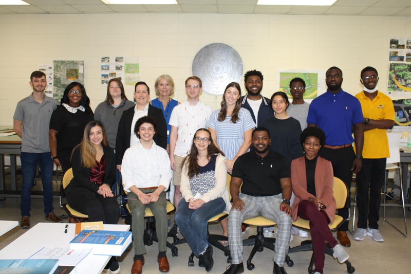 Les étudiants du programme de technologie d'ingénierie architecturale de l'USM se sont réunis pour une réception et une photo de groupe avant la journée annuelle de présentation des studios seniors du programme le 26 avril. Sur la photo, au premier rang, de gauche à droite: Karlee Hillyard, Colt Lee, Breana Sykes, Antonio Darrington, Ogechi Oseji;  rangée arrière, de gauche à droite: Brandon Prince, Mckenzie Mcdavid, Jordyn Smith, Marissa Redmond, Leffi Cewe-Malloy (membre du corps professoral et coordonnateur du programme), Brandon Pedersen, Holland Meier, Kenrick Perryman, Jennyfer Caracheo, Curtis Washington, Zachary Portlock et Calvin Matthews.