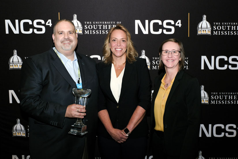 Sur la photo, de gauche à droite : Jim Mercurio, lauréat du prix Milton E. Ahlerich Distinguished Leadership Award 2021, vice-président exécutif des 49ers de San Francisco et directeur général du Levi's Stadium ;  Cathy Lanier, chef de la sécurité, NFL ;  et le Dr Stacey A. Hall, directeur exécutif de NCS4 et professeur de gestion du sport, Université du sud du Mississippi.