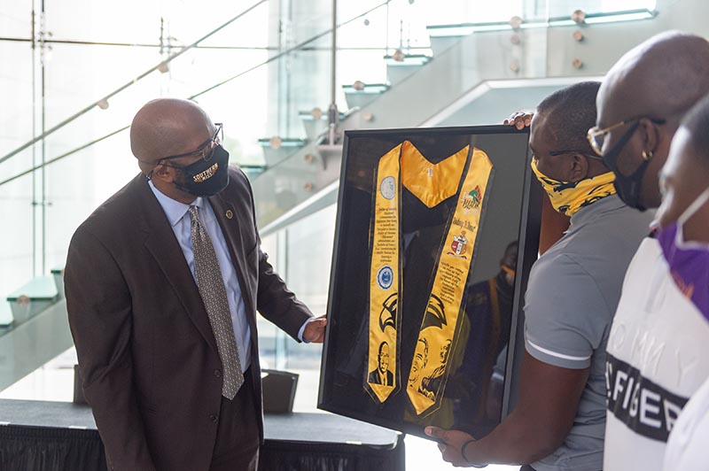 President Bennett takes a closer look at the commencement stole