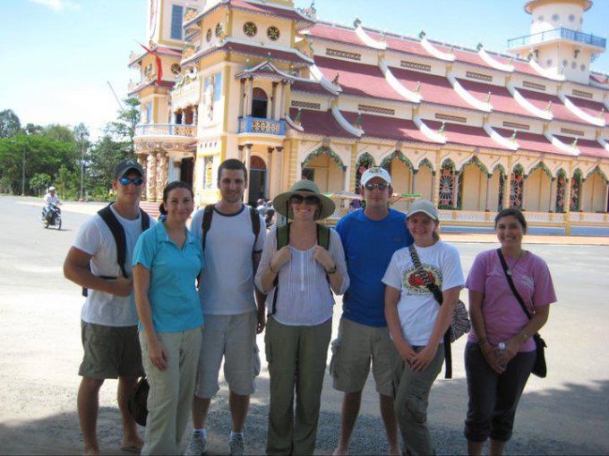 Dr. Heather Stur with her Vietnamese Study students in 2014. 