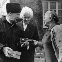 Lena de Grummond awarding the 1970 medallion to Ernest H. Shepard
