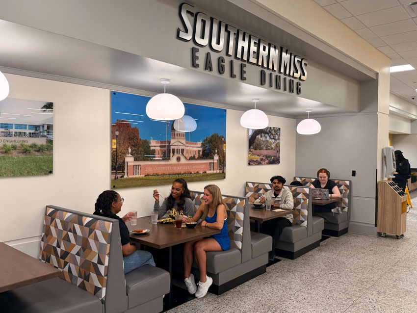 students eating in the Fresh